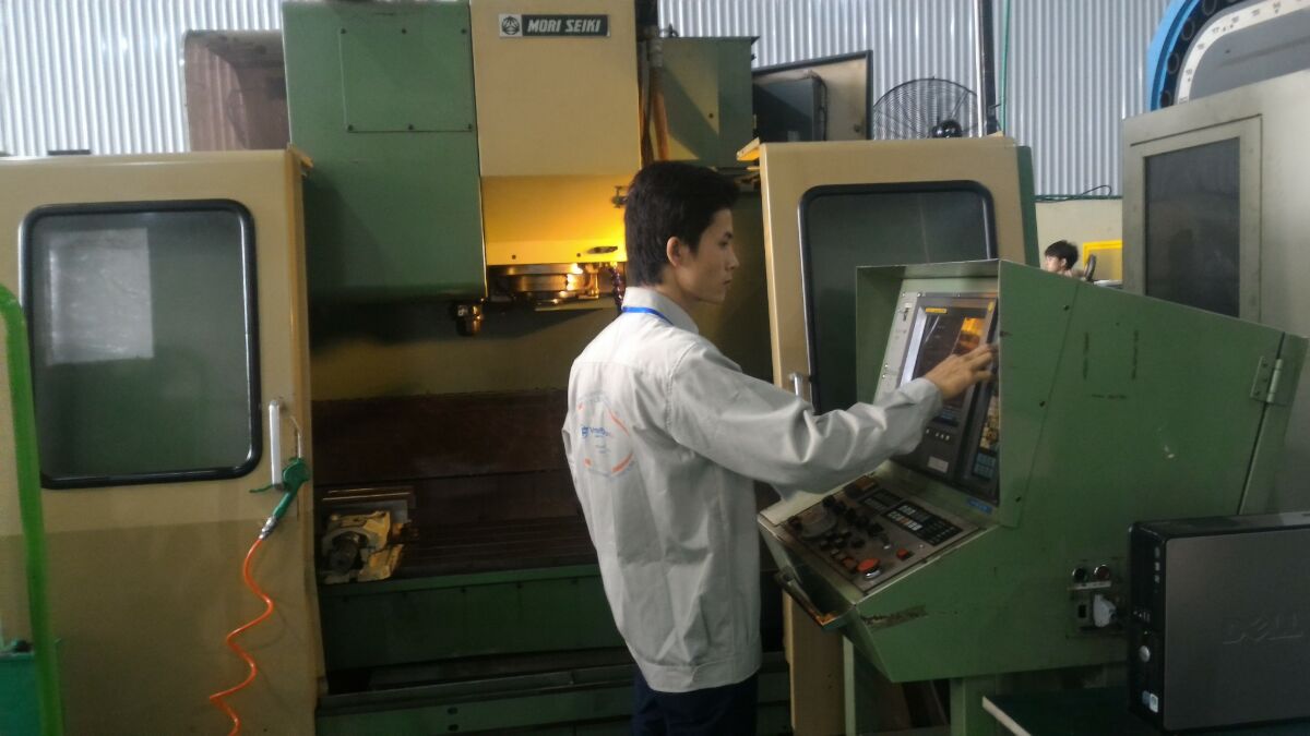 ky-su-co-khi-su-dung-may-phay-tien-cnc-winwinjapan (7)